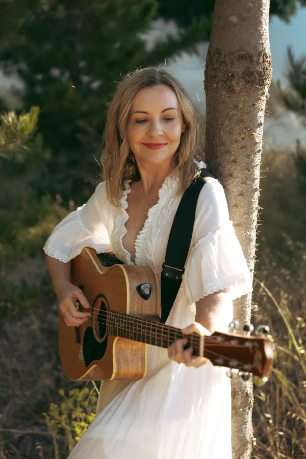 Katie McMahon performing at a wedding